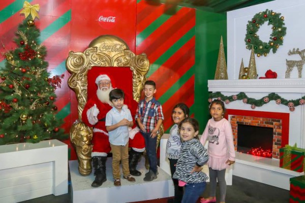 En la Villa Navideña Coca Cola todos los pequeños desean tomarse una foto con Santa Claus.