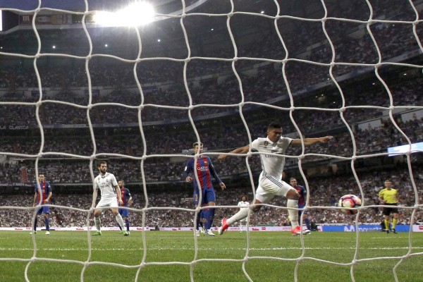 GRA404. MADRID, 23/04/2017.- El centrocampista brasileño del Real Madrid, Carlos Casemiro (d) consigue el primer gol de su equipo ante el Barcelona, en partido de la trigésima tercera jornada de liga en Primera División que se disputa esta noche en el estadio Santiago Bernabéu. EFE/Juan Carlos Hidalgo