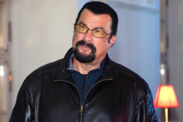 Actriz acusa a Steven Seagal de acoso sexual