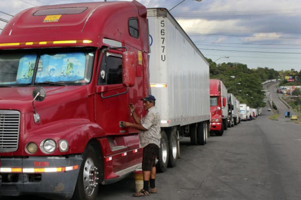 Transportistas de carga mantienen tomadas las fronteras de Honduras con El Salvador