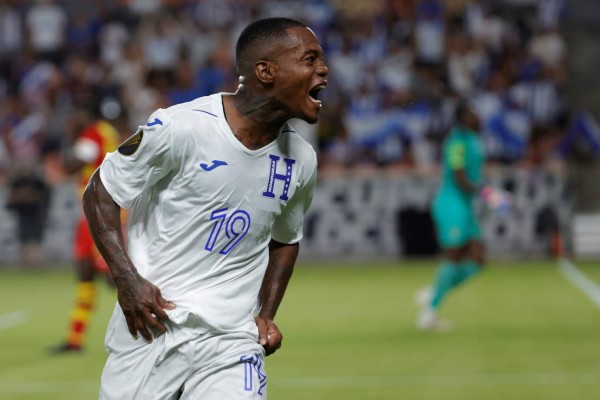 AMDEP7074. HOUSTON (ESTADOS UNIDOS), 13/07/2021.- Edwin Solano de Honduras celebra un gol ante Granada hoy, en un partido de la Copa Oro ante Honduras en el estadio BBVA en Houston (Estados Unidos). EFE/Carlos Ramírez