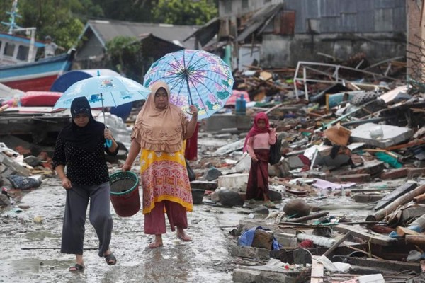 Aumentan a 429 los muertos por tsunami en Indonesia mientras se buscan supervivientes