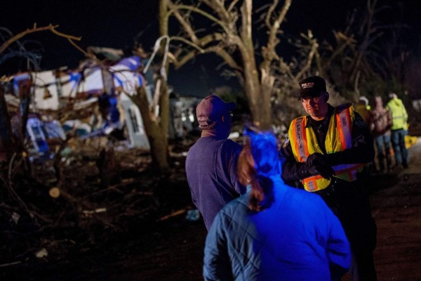 Gigantesco tornado en Illinois deja estela de destrucción