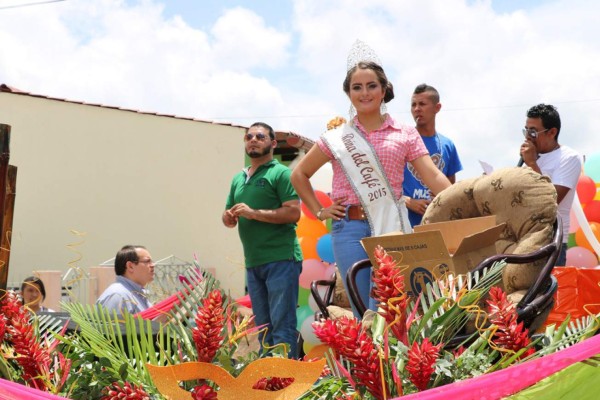 Copanecas embellecen desfile de Santa Rosa de Copán