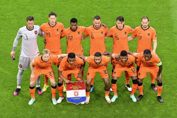 (Top L to R) Netherlands' goalkeeper Maarten Stekelenburg, Netherlands' forward Wout Weghorst, Netherlands' defender Denzel Dumfries, Netherlands' defender Stefan de Vrij, Netherlands' midfielder Marten de Roon, Netherlands' defender Daley Blind, (bottom L to R) Netherlands' midfielder Frenkie de Jong, Netherlands' midfielder Jurrien Timber, Netherlands' forward Memphis Depay, Netherlands' defender Patrick van Aanholt and Netherlands' midfielder Georginio Wijnaldum pose for a group picture ahead of the UEFA EURO 2020 Group C football match between the Netherlands and Ukraine at the Johan Cruyff Arena in Amsterdam on June 13, 2021. (Photo by Olaf Kraak / POOL / AFP)
