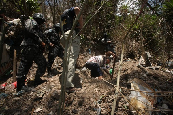 Exhuman cadáver de cementerio clandestino en Tegucigalpa