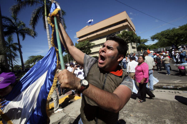 Opositores protestan contra Daniel Ortega