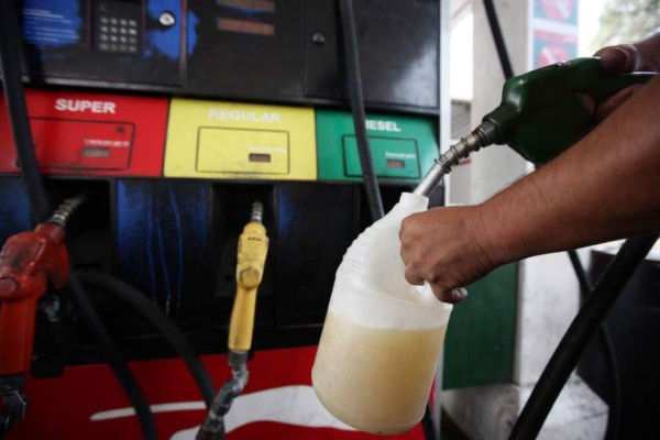 Precio de los combustibles subirán pocos centavos desde el lunes