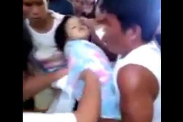 Video: Una niña de 3 años 'resucita' cuando la preparaban para su entierro