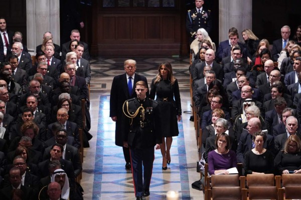 Video: Trump ignora a Bill y Hillary Clinton en funeral de Bush