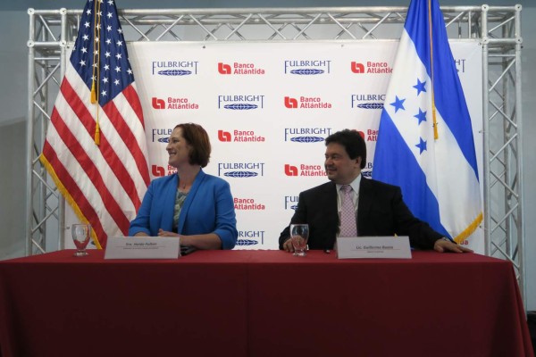 Guillermo Bueso y Embajada de EUA firman acuerdo de becas Fulbright
