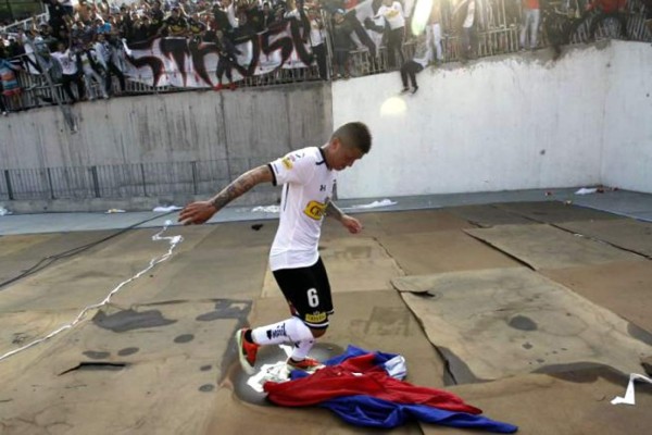 Jugador del Colo Colo pasó una noche en la cárcel por patear y pisar bandera de equipo rival