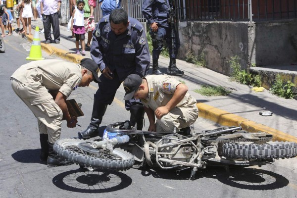 Supuesto ladrón se estrella en su moto tras recibir dos balazos