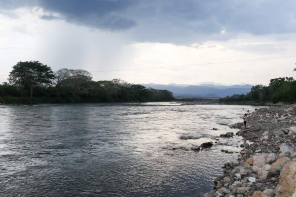 Río Humuya. El imponente río Humuya se ha convertido en un atractivo indiscutible para cientos de turistas. Los domingos es el sitio ideal para disfrutar de sus refrescantes aguas.