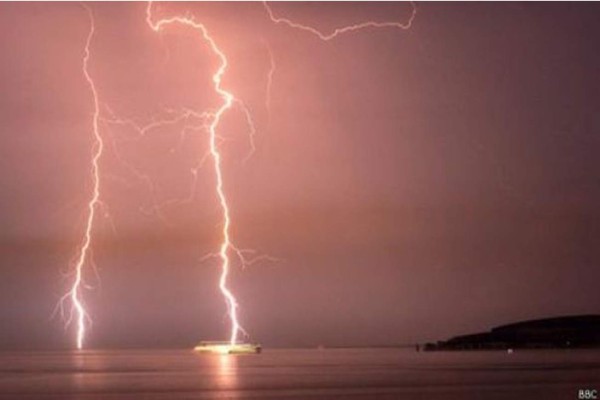 Conozca qué ocurre cuando un rayo cae en el mar