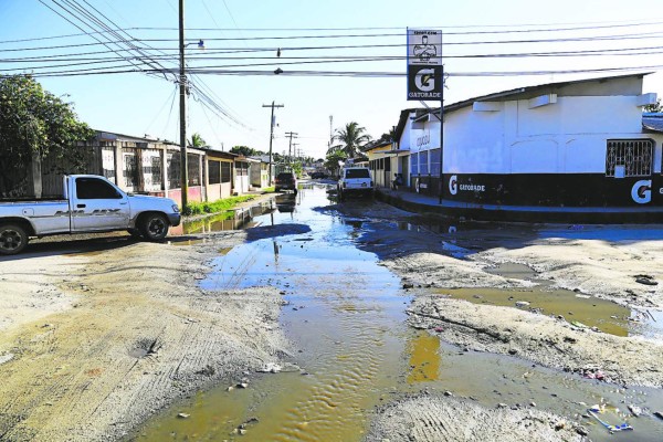 Rebalse de aguas negras afecta a 1,700 familias en la colonia Santa Martha