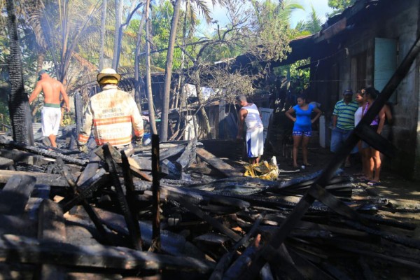 Voraz incendio deja sin vivienda a una humilde familia de Puerto Cortés