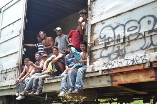 México busca impedir que migrantes viajen en tren 'La Bestia'   