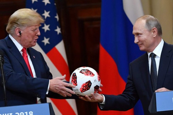 Hallan un chip en balón que Putin le regaló a Trump