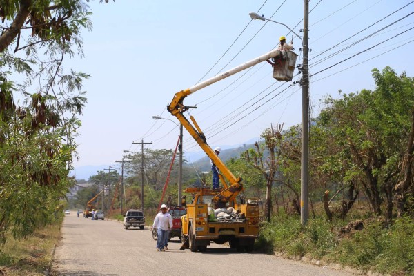 Sustituyen viejas lámparas por unas de tecnología led en el bulevar del este