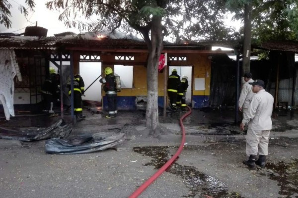 Incendio consume dos negocios y una vivienda en San Pedro Sula