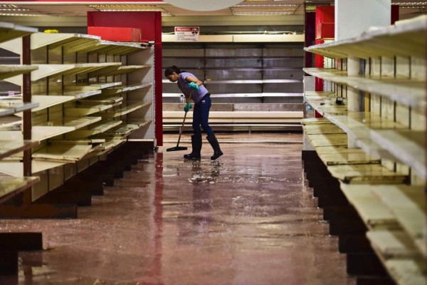 Saqueadores arrasan supermercados en protestas en Venezuela