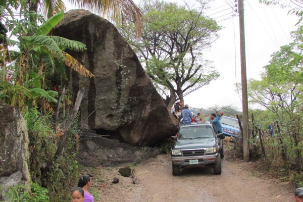 Sepultan a las cinco víctimas de derrumbe en El Paraíso