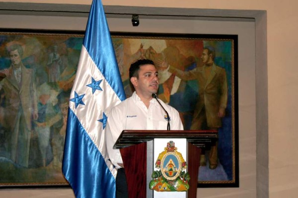 Iván Faraj, director de Fundación Ficohsa, recibe el reconocimiento por el segundo lugar al Premio Nacional por la Corresponsabilidad Social Empresarial para la Educación.