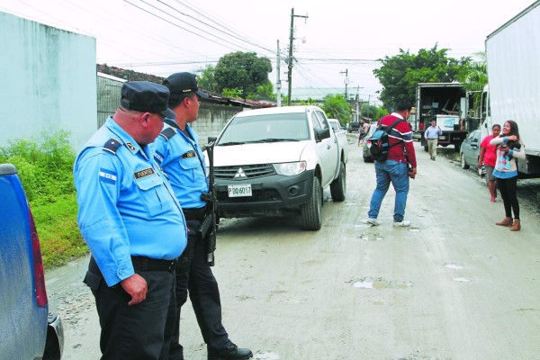 Los policías se trasladaron a la Reparto Lempira para brindar protección a los pobladores, tras conocer que algunos se mudaban por las amenazas.