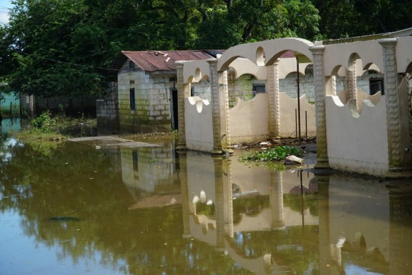 Inundación persiste en Potrerillos: no se ha podido limpiar