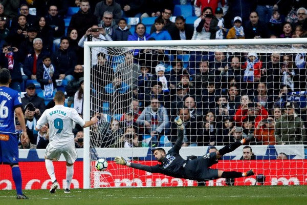 GRAF8885. MADRID (ESPAÑA), 24/02/2018.-24/02/2018.- El delantero francés del Real Madrid Karim Benzema, marca su gol de penalti contra el portero del Alavés Fernando Pacheco , durante el partido de la jornada 25 de La Liga celebrado en el estadio Santiago Bernabéu. EFE/Juanjo Martín