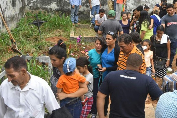Familiares y compañeritos despiden a Yosel Hernández en La Ceiba