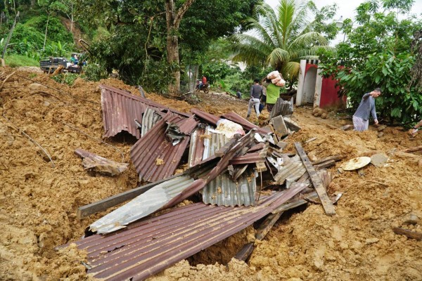 Derrumbes tienen bajo tierra y escombros comunidades de Omoa