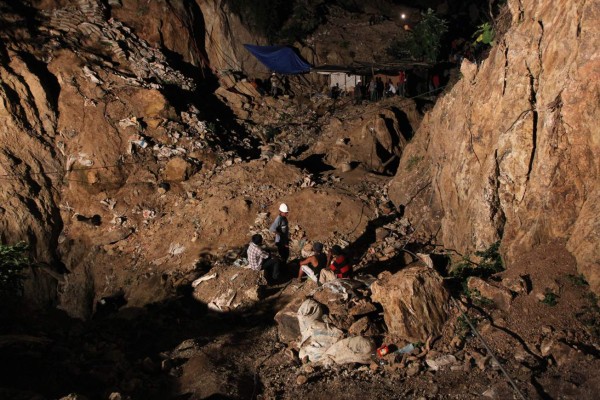 Entre el peligro y malos augurios rescate de 8 mineros en Honduras