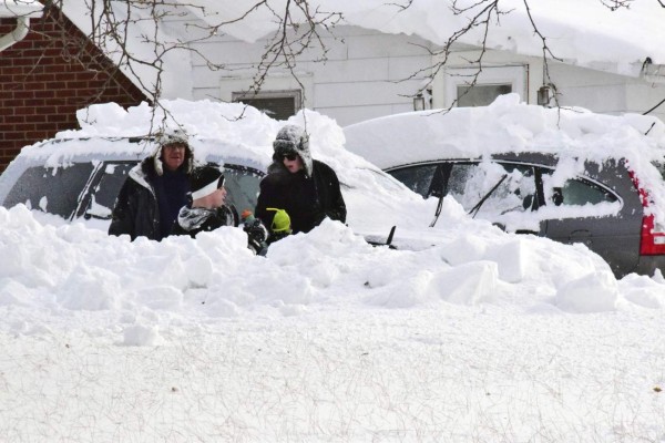 Rescatan a dos niños enterrados bajo la nieve en EUA