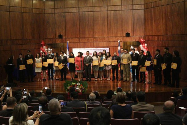 40 jóvenes hondureños van becados a estudiar a Taiwán