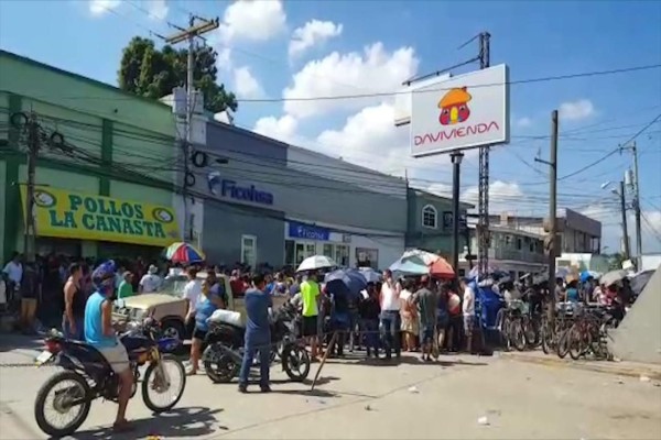 Los limeños abarrotaron los bancos y supermercados.