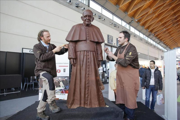 Regalan al papa Francisco su propia figura de chocolate a tamaño real