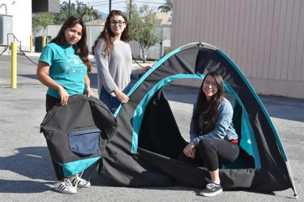 Estudiantes diseñan una tienda de campaña con energía solar para desamparados