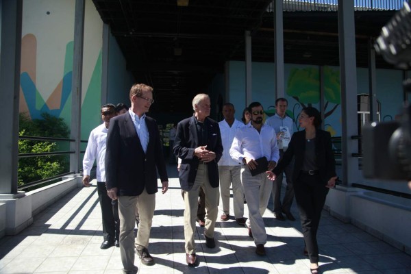 Embajador de EUA y senador visitaron el museo del niño de San Pedro Sula