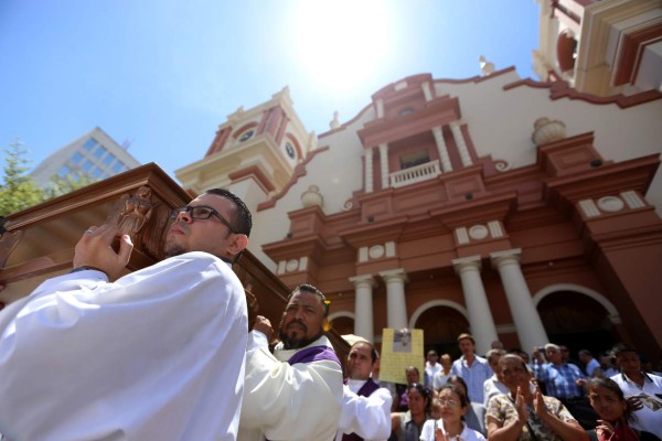 '¡Gracias, padre Saturnino Senis!”, dijeron en sepelio 2,500 feligreses