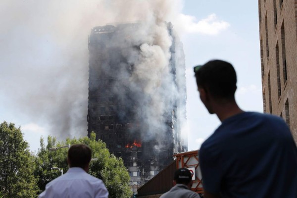 Aumentan a 17 los muertos por el incendio del edificio en Londres