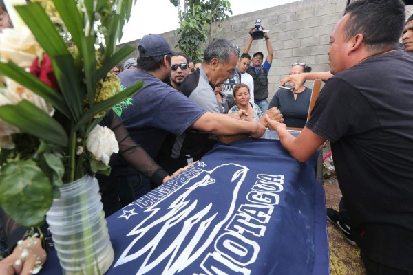 Honduras: Entierran a víctimas de tragedia en Estadio Nacional