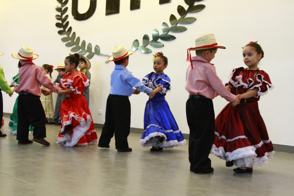 Alumnos de escuelas bilingües se lucen en Festival