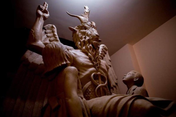 Cientos rinden homenaje en EUA a estatua de Satanás