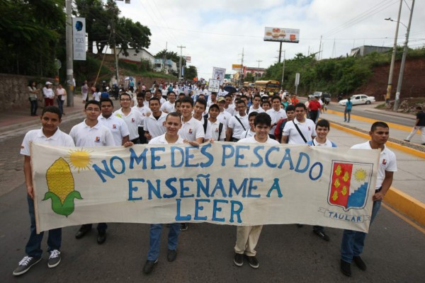 Desfilan por una Honduras alfabetizada
