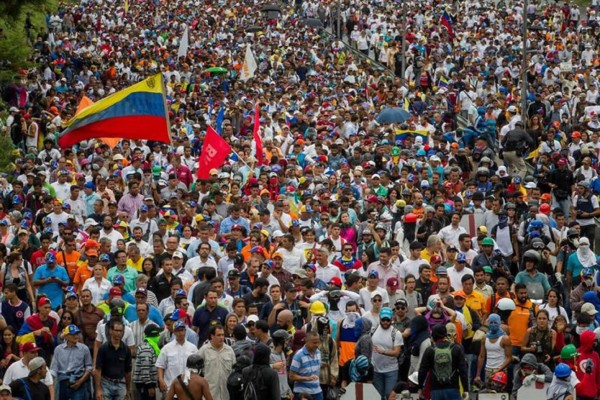 Miles de mujeres opositoras marchan en Venezuela 'contra la represión'