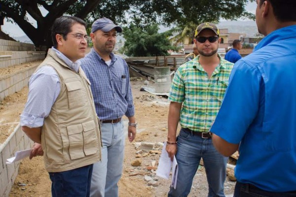 Juan Orlando Hernández realiza visita sorpresa en construcción