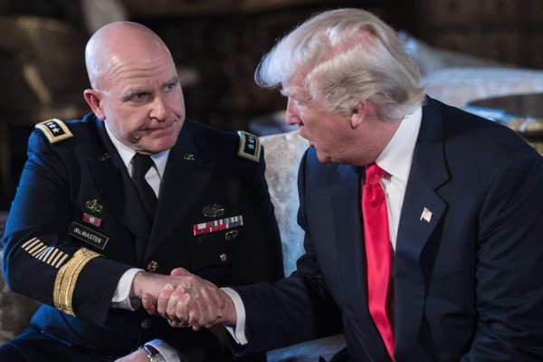 Trump nombra a general del Ejército al frente del Consejo de Seguridad Nacional