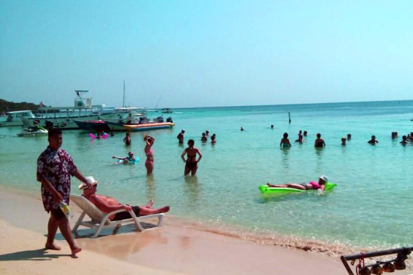 Veraneantes abarrotan playas de West Bay en Roatán